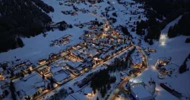 Corvara, Badia, İtalya - 9 Ocak 2025: Corvara köyünün gece karla kaplı hava aracı görüntüsü, Güney Tyrol, Dolomites, kuzey İtalya
