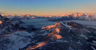 Pelmo Dağı 'nın Dolomitler' deki hava aracı görüntüsü, gün doğumunda İtalya
