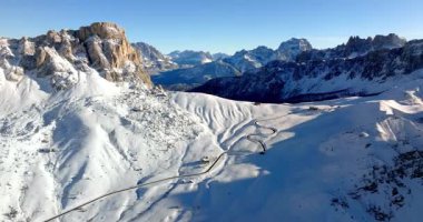 İtalya, Dolomitler 'deki Giau Geçidi' nin yüksek dağ geçidini gösteren hava aracı görüntüsü.