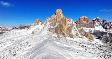 İtalya, Dolomitler 'deki Giau Geçidi' nin yüksek dağ geçidini gösteren hava aracı görüntüsü.