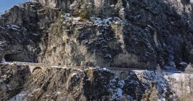 İtalya 'nın Dolomitler kentindeki dağlarda karlı hava aracı görüntüsü