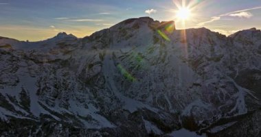 İtalya 'nın Dolomitler kentindeki dağlarda karlı hava aracı görüntüsü