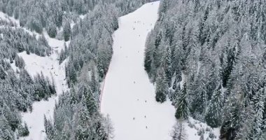 Güney Tyrol 'daki Corvara köyünde kayak yapan insanların insansız hava aracı görüntüsü, Dolomitler, kuzey İtalya