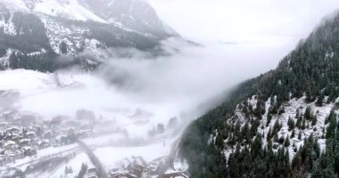 Kuzey İtalya 'daki Güney Tyrol, Dolomitler ve karla kaplı Corvara köyünün insansız hava aracı görüntüsü.