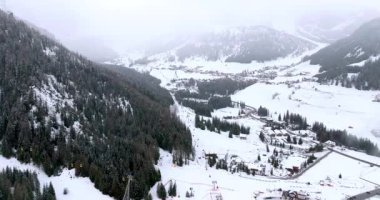 Kuzey İtalya 'daki Güney Tyrol, Dolomitler ve karla kaplı Corvara köyünün insansız hava aracı görüntüsü.
