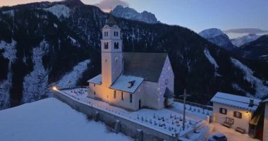 İtalya, Dolomites 'teki Colle Santa Lucia komünü Eglise de Sainte-Lucie' nin insansız hava aracı görüntüsü