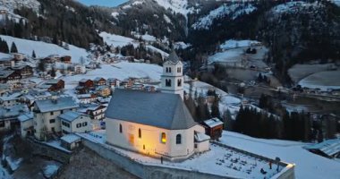İtalya, Dolomites 'teki Colle Santa Lucia komünü Eglise de Sainte-Lucie' nin insansız hava aracı görüntüsü
