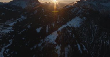 İtalya 'nın Dolomitler kentindeki dağlarda karlı hava aracı görüntüsü