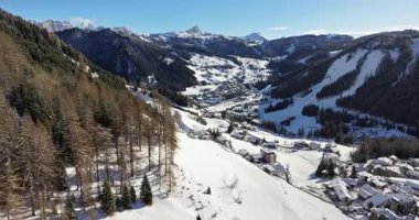 Güney Tyrol, Dolomites, Kuzey İtalya 'da karla kaplı Colfosco dağ köyünün insansız hava aracı görüntüsü