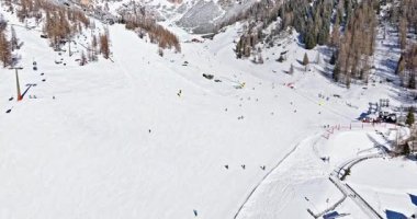 Güney Tyrol, Dolomitler ve Kuzey İtalya 'daki Colfosco kayak merkezinin insansız hava aracı görüntüsü