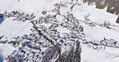 Güney Tyrol, Dolomites, Kuzey İtalya 'da karla kaplı Colfosco dağ köyünün insansız hava aracı görüntüsü