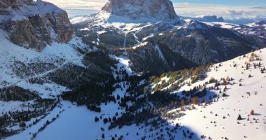İtalya, Dolomitler 'deki Gardena Geçidi' nin insansız hava aracı görüntüsü.