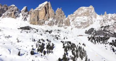 İtalya, Dolomitler 'deki Gardena Geçidi' nin insansız hava aracı görüntüsü.