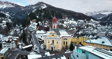 Kuzey İtalya 'daki Dolomitler' in içinde karla kaplı Ortisei kasabasının insansız hava aracı görüntüsü.