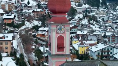 Kuzey İtalya 'daki Dolomitler' in içinde karla kaplı Ortisei kasabasının insansız hava aracı görüntüsü.