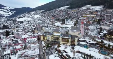 Kuzey İtalya 'daki Dolomitler' in içinde karla kaplı Ortisei kasabasının insansız hava aracı görüntüsü.