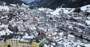 Kuzey İtalya 'daki Dolomitler' in içinde karla kaplı Ortisei kasabasının insansız hava aracı görüntüsü.