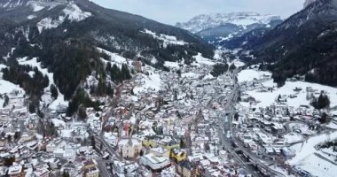 Kuzey İtalya 'daki Dolomitler' in içinde karla kaplı Ortisei kasabasının insansız hava aracı görüntüsü.