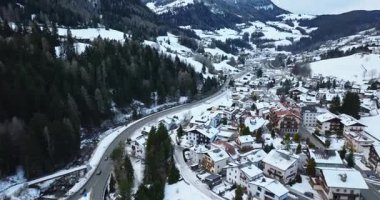 Kuzey İtalya 'daki Dolomitler' in içinde karla kaplı Ortisei kasabasının insansız hava aracı görüntüsü.