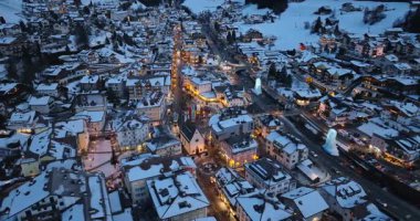 Kuzey İtalya 'daki Dolomitler' in içinde karla kaplı Ortisei kasabasının insansız hava aracı görüntüsü.
