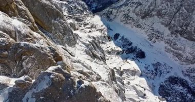 İtalya 'nın kuzeydoğusundaki Dolomitler' deki Marmolada dağının insansız hava aracı görüntüsü.