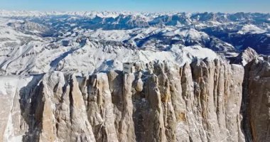 İtalya 'nın kuzeydoğusundaki Dolomitler' deki Marmolada dağının insansız hava aracı görüntüsü.