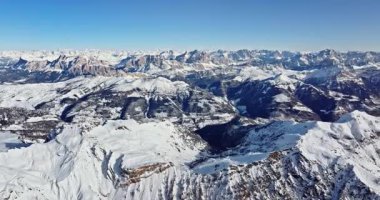 İtalya 'nın kuzeydoğusundaki Dolomitler' deki Marmolada dağının insansız hava aracı görüntüsü.