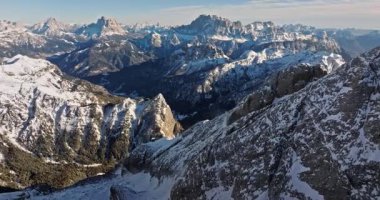 İtalya 'nın kuzeydoğusundaki Dolomitler' deki Marmolada dağının insansız hava aracı görüntüsü.