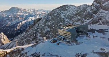 İtalya 'nın kuzeydoğusundaki Dolomitler' deki Marmolada dağının insansız hava aracı görüntüsü.