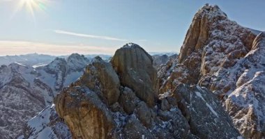 İtalya 'nın kuzeydoğusundaki Dolomitler' deki Marmolada dağının insansız hava aracı görüntüsü.