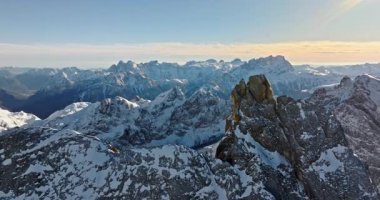 İtalya 'nın kuzeydoğusundaki Dolomitler' deki Marmolada dağının insansız hava aracı görüntüsü.