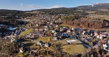 İtalya 'nın Dolomitler kentindeki Renon platosundaki Soprabolzano köyünün insansız hava aracı görüntüsü.