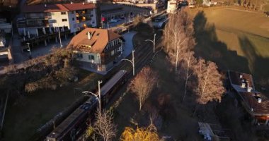 Soprabolzano, İtalya - 12 Ocak 2025: Dolomitlerdeki Renon Platosu 'ndaki Ritten Demiryolu' nun insansız hava aracı görüntüsü