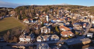 İtalya 'nın Dolomitler kentindeki Renon platosundaki Soprabolzano köyünün insansız hava aracı görüntüsü.
