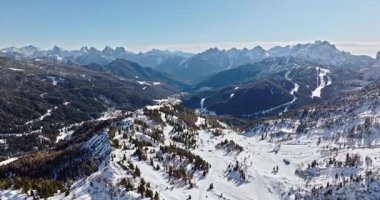 Col dei Baldi 'nin hava aracı görüntüsü, Alleghe, Dolomitler, İtalya gündüz vakti