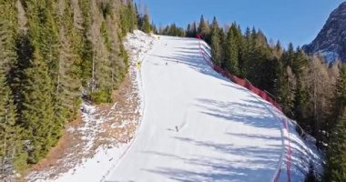Alleghe, Piani di Pezze 'deki bir kayak merkezinin hava aracı görüntüsü, Belluno ili, Dolomitler, İtalya gündüz vakti