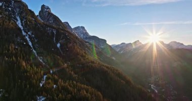 İtalya 'nın Belluno eyaletindeki Alleghe köyünün insansız hava aracı görüntüsü
