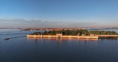 San Michele Adası, İtalya 'daki San Michele Mezarlığı' nın havadan görünüşü