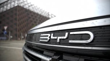 Chisinau, Moldova - 30 Ocak 2025: BYD Destroyer 05 eklenti hibrit elektrikli araba. Yakın çekim logosu