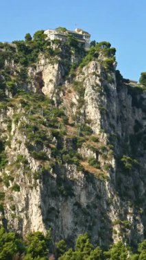 Beaulieu-sur-Mer, Fransa - 5 Temmuz 2024: Limanın yakınındaki caddelerde arabalar hareket ediyor. Dikey