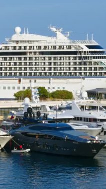 La Condamine, Monaco - 8 Eylül 2024: Monaco Marina 'ya yanaşan beyaz yat ve birden fazla tekne görüntüsü. Dikey