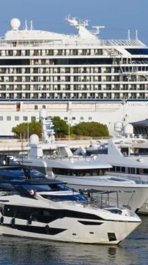 La Condamine, Monaco - 8 Eylül 2024: Monaco Marina 'ya yanaşan beyaz yat ve birden fazla tekne görüntüsü. Dikey