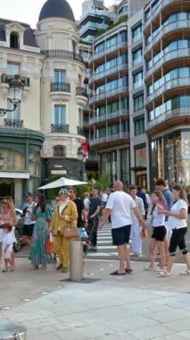 Monte Carlo, Monaco - 14 Eylül 2024 Monte Carlo Kumarhanesi önünde karşıdan karşıya geçen insanlar. Dikey