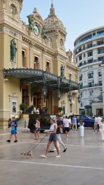 Monte Carlo, Monaco - 4 Ekim 2024 Monte-Carlo Kumarhanesi 'nin avlusunda yürüyen insanlar. Dikey