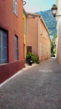 Fransa, Beaulieu-sur-Mer 'in güzel, dar sokaklarında bir yürüyüş. Dikey