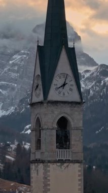 Selva di Cadore komünü, Dolomitler, İtalya 'daki San Lorenzo Kilisesi' nin insansız hava aracı görüntüsü. Dikey