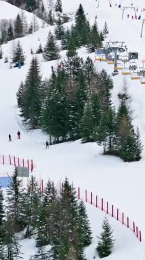 Güney Tyrol, Corvara 'daki bir kayak merkezinin insansız hava aracı görüntüsü, Dolomitler. Dikey