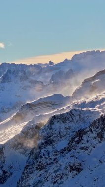 İtalya 'nın Dolomitler kentindeki dağlardaki karların insansız hava aracı görüntüsü. Dikey