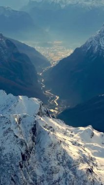 Kuzeydoğu İtalya 'da Dolomitlerdeki Marmolada Dağı' nın arka planında mavi gökyüzü olan insansız hava aracı görüntüsü. Dikey