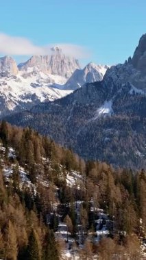 İtalya 'nın Dolomitler kentindeki dağlardaki karların insansız hava aracı görüntüsü. Dikey